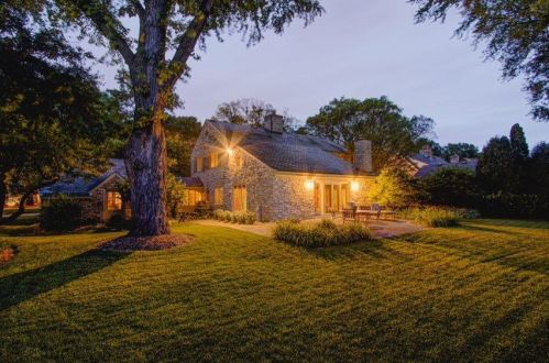 2565 90th St, Milwaukee, WI 53226-1811