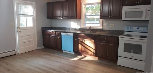 233 Bidwell St, Manchester CT  06040-6414 exterior