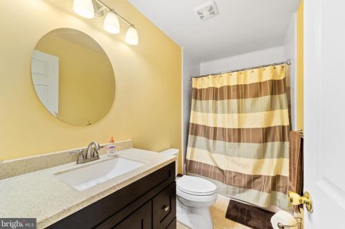 72 Holly Ct, Trenton NJ 08619-4636 exterior