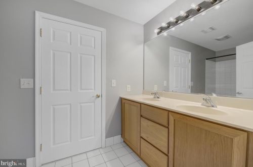 5 Cobblestone Ct, Columbus NJ 08022-1969 exterior