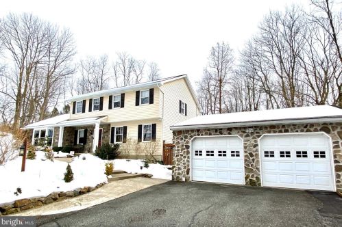 2076 Needhammer Rd, Pottstown, PA 19464-1614