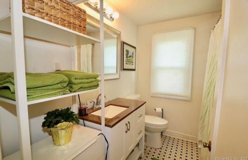 153 Bloomfield Ave, Windsor CT  06095-2819 exterior