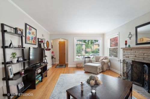 6339 Leroy Ave, Chicago, IL 60646-4813