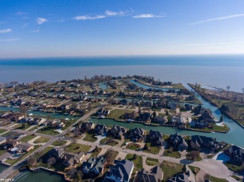 33654 Lotties Dr, New Baltimore MI 48047-2378 exterior