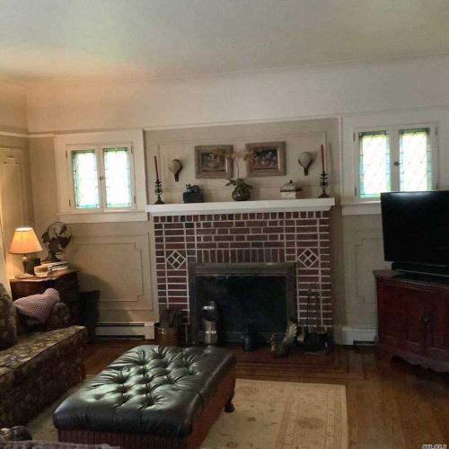 54 Frst Ave, Valley Stream NY 11581-1327 exterior