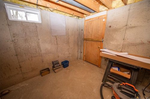 16 Misty Mdw Rd, Enfield CT 06082-3943 exterior