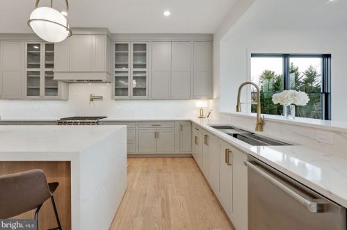 1422 Mayflower Dr, Mc Lean VA 22101-5615 exterior