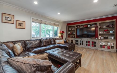 6 Cedar Crest Dr, Huntington Station NY  11746-6652 exterior