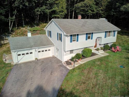 39 Tra Mart Dr, Uncasville CT  06382-1115 exterior