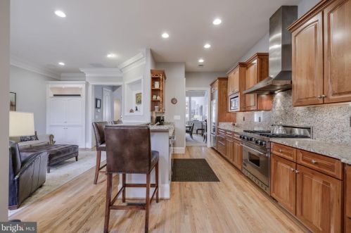 1456 Harvest Xing Dr, Mc Lean VA 22101-5651 exterior