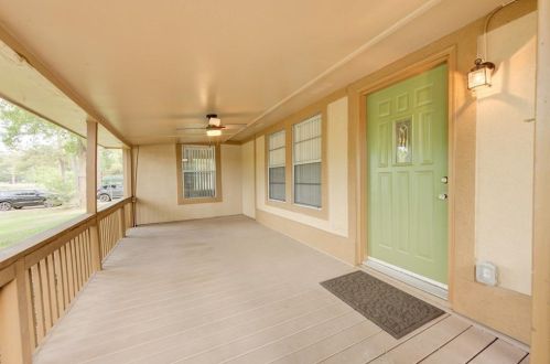 1372 Pine Lake Cir, Montgomery TX  77316-2711 exterior