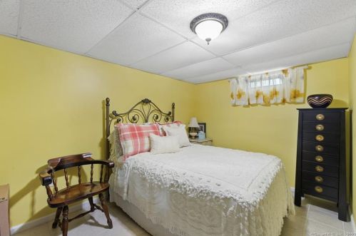 122 Burnham St, Hartford CT 06108-1005 exterior