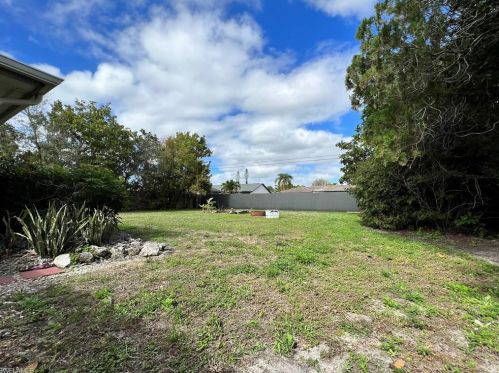 133 Mentor Dr, Naples FL 34110-1327 exterior