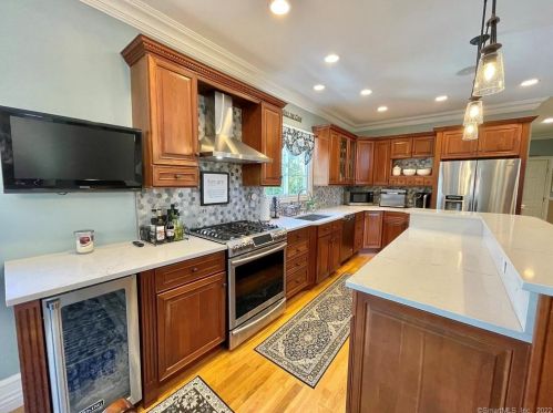 27 Patrick Dr, Seymour CT 06483-2372 exterior