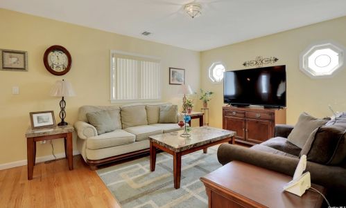 465 Morris Dr, Valley Stream, NY 11580-1431