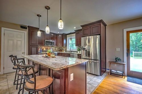 195 Cedarhurst Ln, Milford CT 06461-2780 exterior