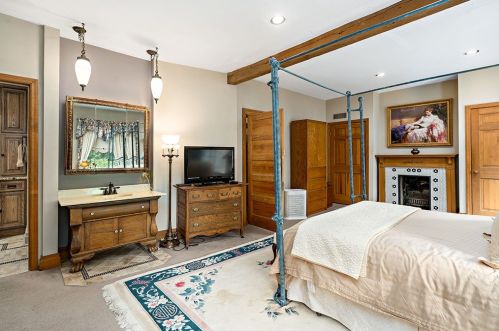 654 Bower Hill Rd, Pittsburgh PA 15243-2040 exterior