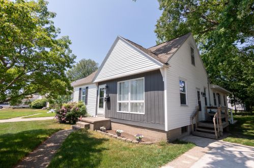 2096 Forest Hills Rd, Meskegon, MI 49441-3440