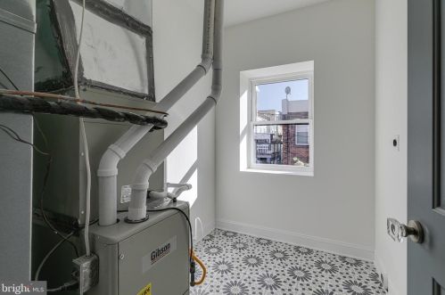 1009 Greenwich St, Philadelphia PA 19147-6409 exterior