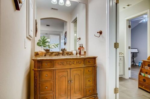 10122 Dianella Ln, Austin TX 78759-3036 exterior