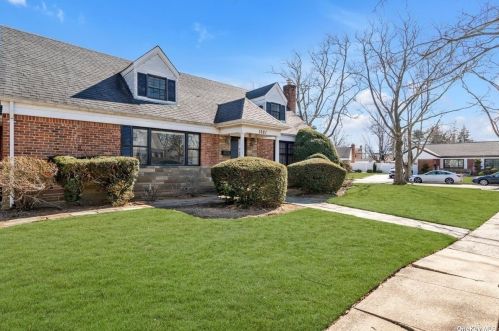 1081 Chestnut St, Valley Stream NY  11580-2157 exterior