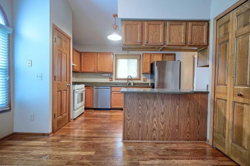 995 Woodlane Dr, Rochester MI 48307-4254 exterior