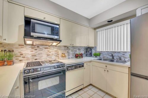 737 Kirts Blvd, Troy MI 48084-4863 exterior