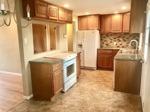 125 Sunrise Ter, Springfield MA 01119-2516 exterior