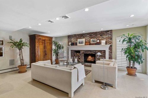 10 Durham Dr, Huntington Station NY 11746-5310 exterior