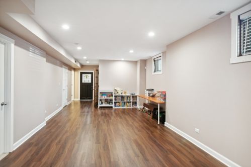 2955 Sunnyside Ave, Chicago IL 60630-3923 exterior