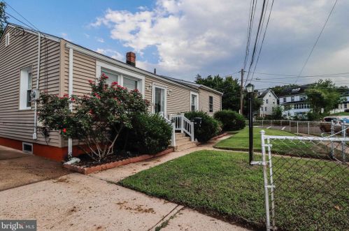 301 Hollywood Dr, Trenton NJ 08609-1805 exterior