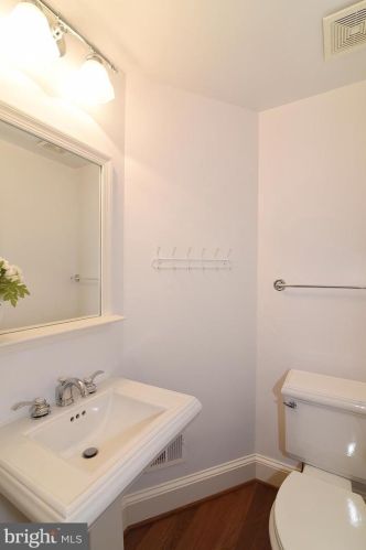 713 Carpenter Rd, Alexandria VA  22314-6227 exterior