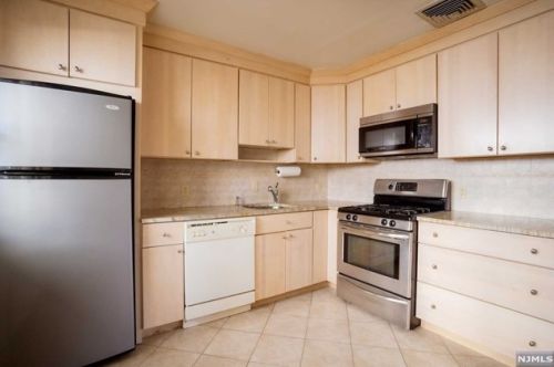 214 8 St, Fairview NJ 07022-1306 exterior