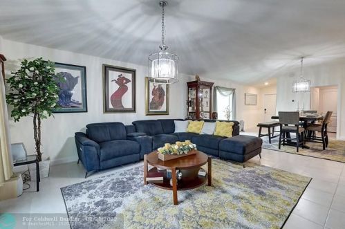 916 Bent Creek Dr, Fort Pierce FL  34947-1330 exterior