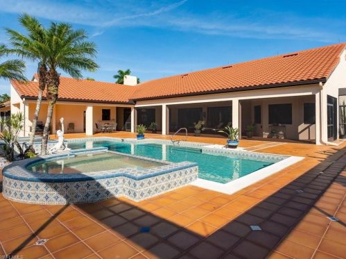 4724 Oak Leaf Dr, Naples FL 34119-8575 exterior