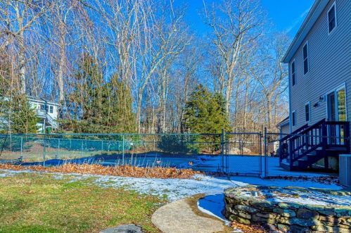 6 Cranberry Dr, Uncasville CT 06382-2006 exterior