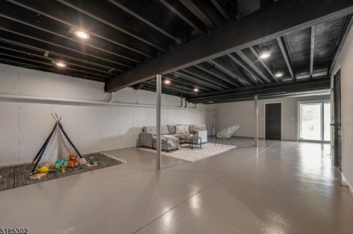 11 Bakley Ter, Town Center NJ  07052-2169 exterior