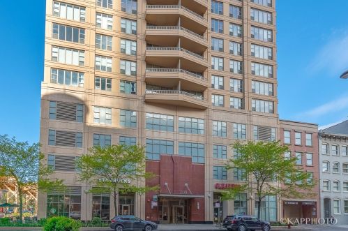 200 Jefferson St, Chicago IL 60661-5603 exterior