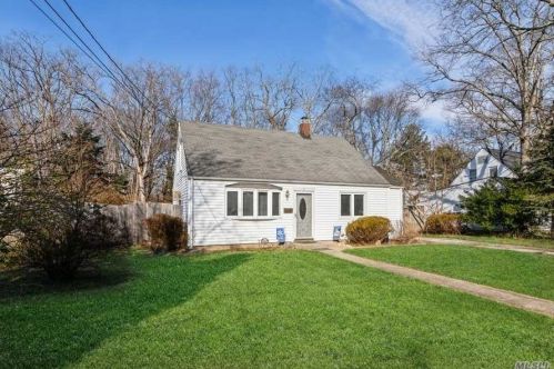 7 Linda Ln, Central Islip, NY 11722-2102