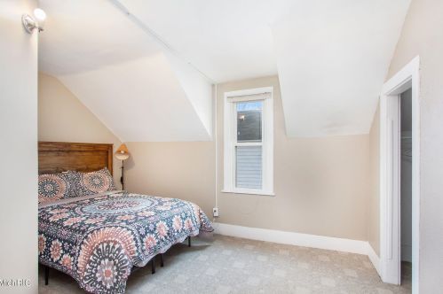 1844 Coit Ave, Grand Rapids MI 49505-4732 exterior