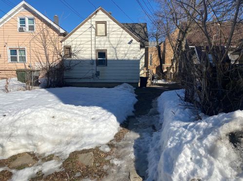 3011 Holton St, Milwaukee, WI 53212-2122