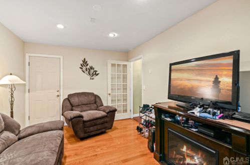 46 Woodfern St, Edison NJ 08820-1443 exterior