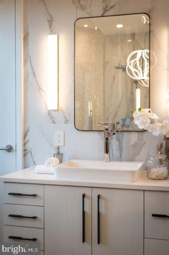 722 Broad St, Philadelphia PA 19146-3119 exterior