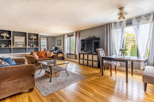 310 Roosevelt Dr, Seymour CT 06478-1738 exterior