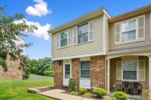 501 Bonnie Brae Dr, Moon Twp PA  15108-3851 exterior