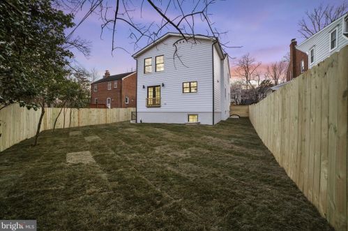 1505 Crestwood Dr, Alexandria VA  22302-2303 exterior