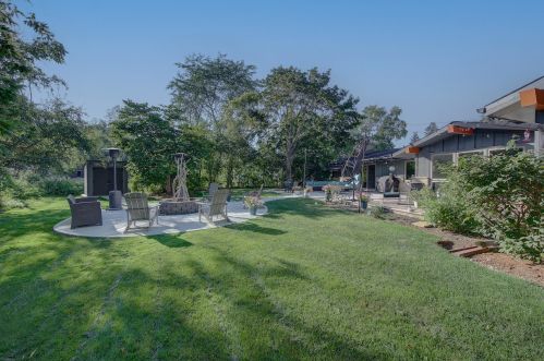 925 Bay Point Rd, Milwaukee WI  53217-1355 exterior