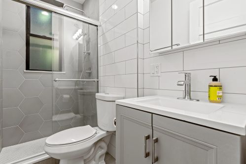 3142 Diversey Ave, Chicago IL 60647-1558 exterior