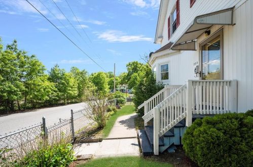 203 Sunnyside Ave, Woonsocket RI 02895-5103 exterior