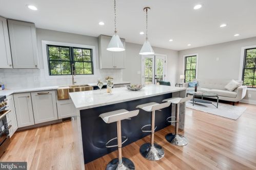 1505 Crestwood Dr, Alexandria VA  22302-2303 exterior